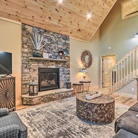 Sevierville Cabin Deck With Foosball And Hot Tub! Exterior photo