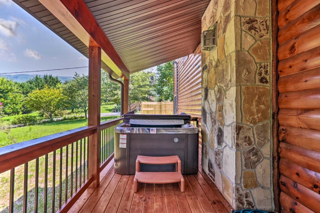 Sevierville Cabin Deck With Foosball And Hot Tub! Exterior photo