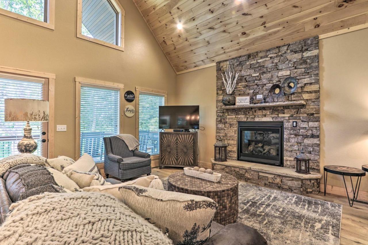 Sevierville Cabin Deck With Foosball And Hot Tub! Exterior photo