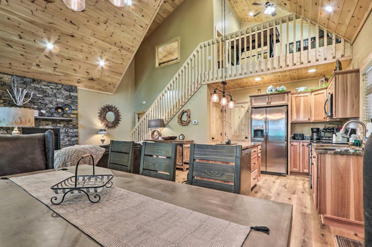 Sevierville Cabin Deck With Foosball And Hot Tub! Exterior photo